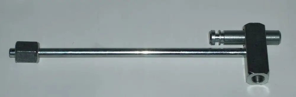 Düsenstockrohr aus Metall für Öl-Vorwärmer, geeignet für Daikin Produkte. Verfügt über mehrere Anschlüsse und eine durchgehende, glatte Oberfläche.
